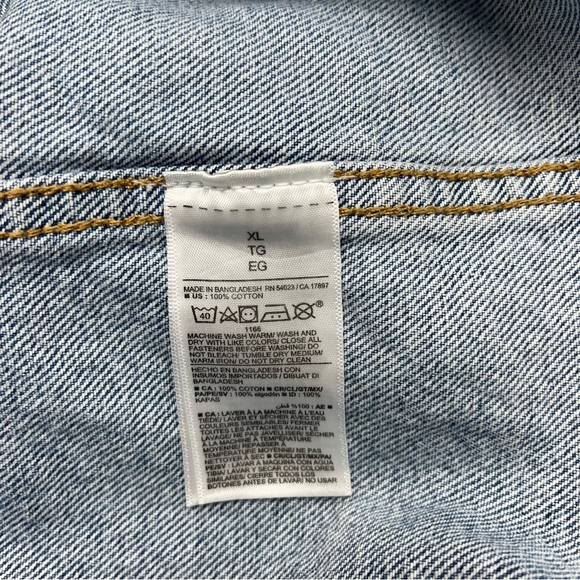 Old Navy Women’s Jean Jacket With Frayed Hem - Size XL - Picture 6 of 7